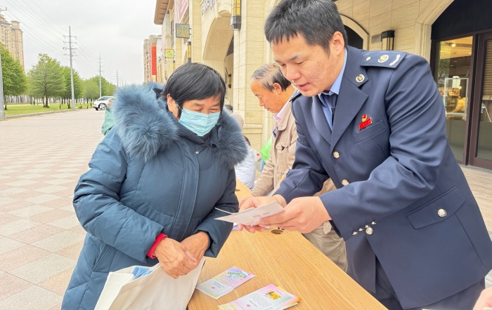 政策送到家門口 服務直通心貼心——嘉定區稅務局開展稅費服務進社區活動