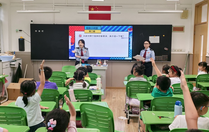 徐匯區稅務局開展“稅潤童心護傳承，與稅同行伴成長”稅收宣傳活動