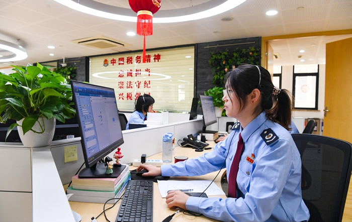 三尺呼臺，天地亦寬
