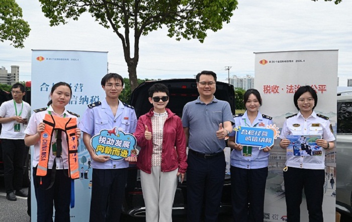 税宣“箱”遇汇龙湖 惠民春风暖金山——金山区税务局开展税费宣传活动