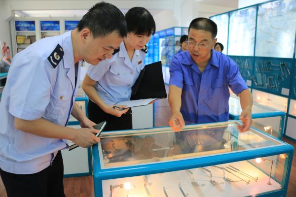 http://image.thepaper.cn/wap/image/8/966/264.jpg