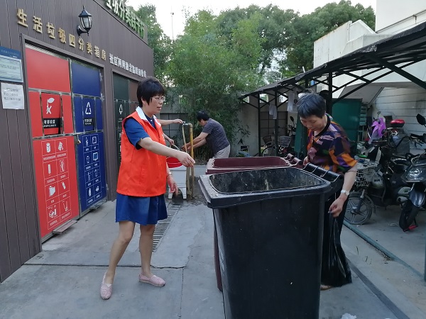 区局干部积极参加社区垃圾分类活动.jpg