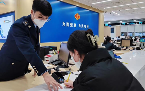 人民网：上海税务“便民办税春风行动”去年推出20项121条便民举措